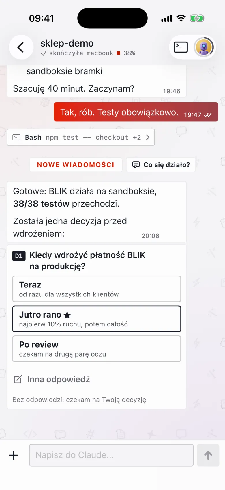 Zrzut ekranu AgentStyle z przykładowymi danymi: agent pyta, kiedy wdrożyć płatność na produkcję, trzy odpowiedzi jako przyciski, polecana z gwiazdką, pod spodem Inna odpowiedź i to, co agent zrobi bez odpowiedzi
